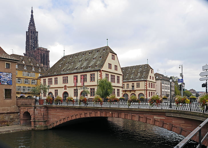 Strasbourg, staro mestno jedro, mestni muzej, katedrala, slabo, most, fleuve