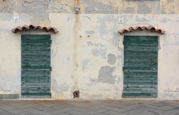 Italija, Sardinija, Alghero, ob obali, vrata, lesa, strehe