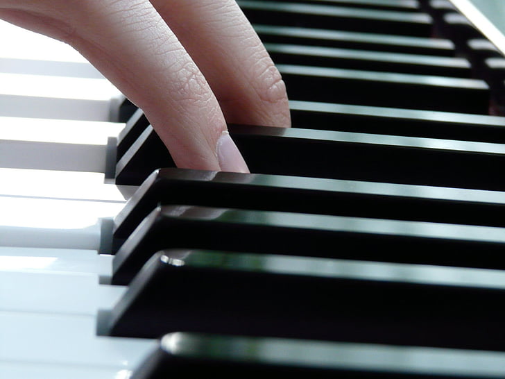 jouer du piano, piano, touches du piano, doigt, noir, blanc, clavier de piano