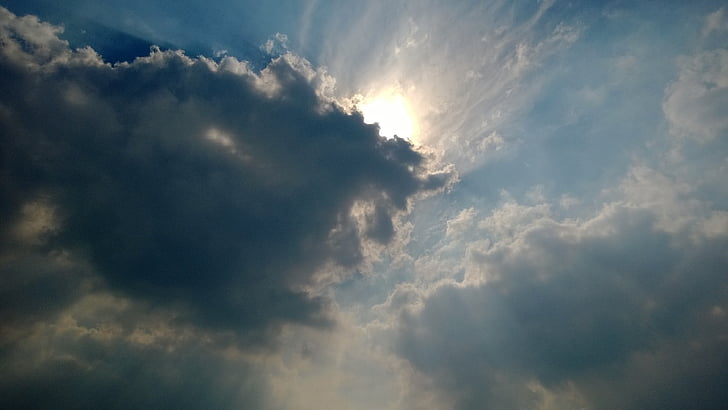 cel blau, núvol blanc, dies de sol