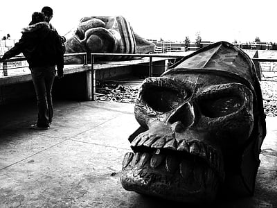 Faro de oriente, craniu, sculptura, cuplu, alb-negru