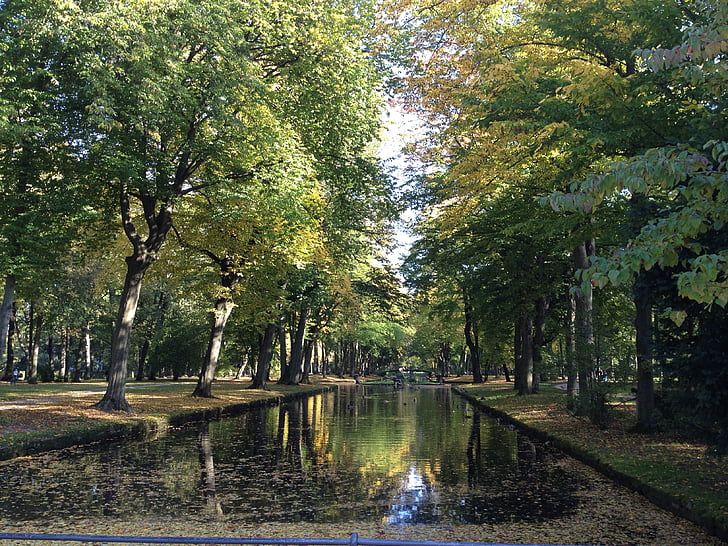 Bayreuth, Garten im Innenhof, Park, Bäume, Teich, Wasser, kleine