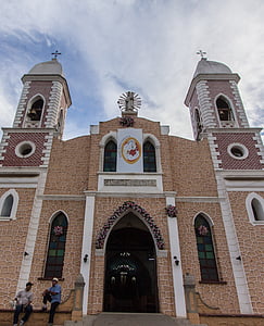 air manis, Panama, Gereja