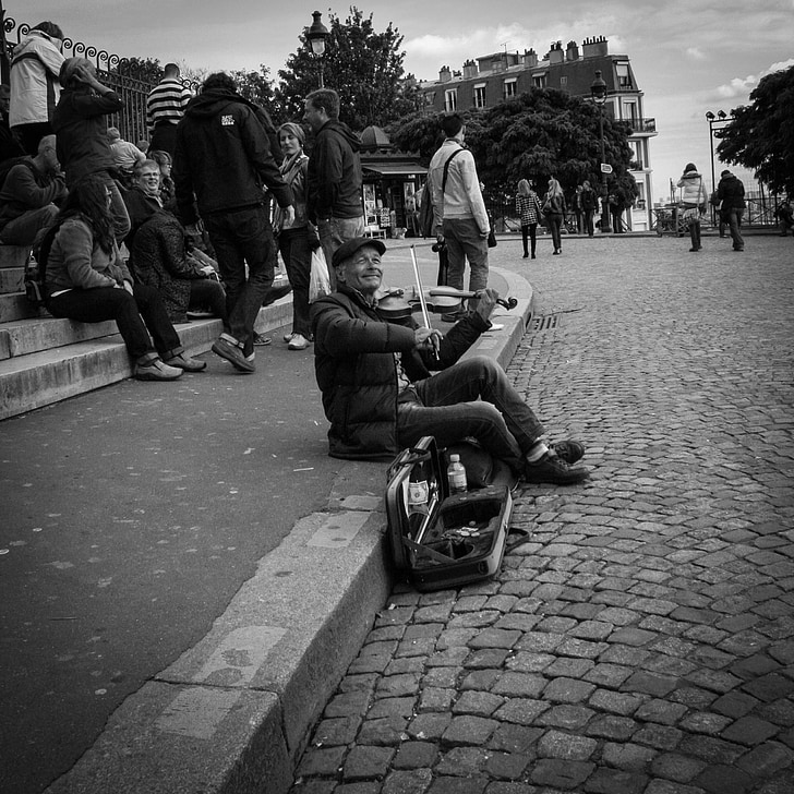 Париж, Монмартр, вуличний музикант, священне серце