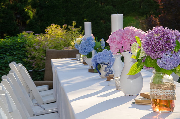 mesa de jardim, mesa ao ar livre, tabela, mesa com flores, flores, luz do sol, ao ar livre