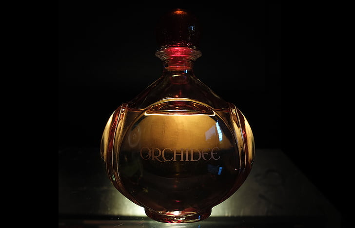 Perfume, botella, luz transmitida, color negro, reflexión