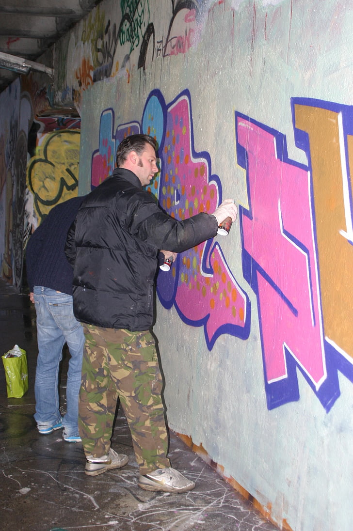 grafiti, vandalizmas, Amsterdamas, Olandijoje, tiltas, tunelis, betono