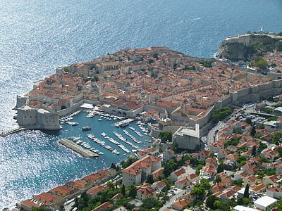 Dubrovnik, Horvātija, Dalmatia, Vecrīgā, vēsturiski, jūra, jumti