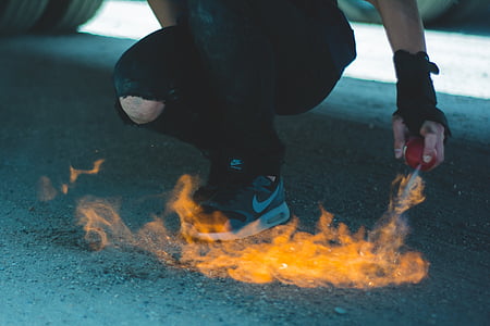 persona, usando, gris, Nike, zapatos, frente, fuego