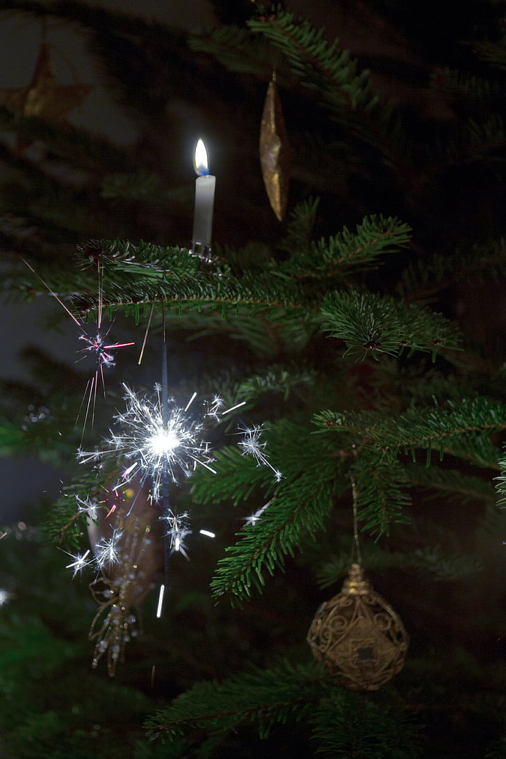 llums de Bengala, arbre de Nadal, espelmes, adorns, habitació fosca, atmosfèrica, nit de Nadal