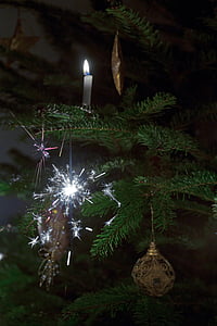Wunderkerzen, Weihnachtsbaum, Kerzen, Christbaumkugeln, abgedunkelten Raum, atmosphärische, Heiligabend