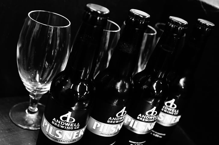 pivo, pivo, sklo, pivné poháre, čierna a biela, Bridlica, Bar