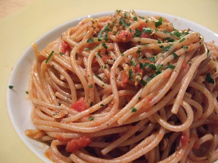 spaghetti spelled, clams, wholemeal spaghetti