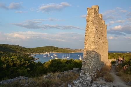 Kornati salu, zirje, Horvātija, Dalmatia, Bizantijas cietoksnis, drupas, gradina