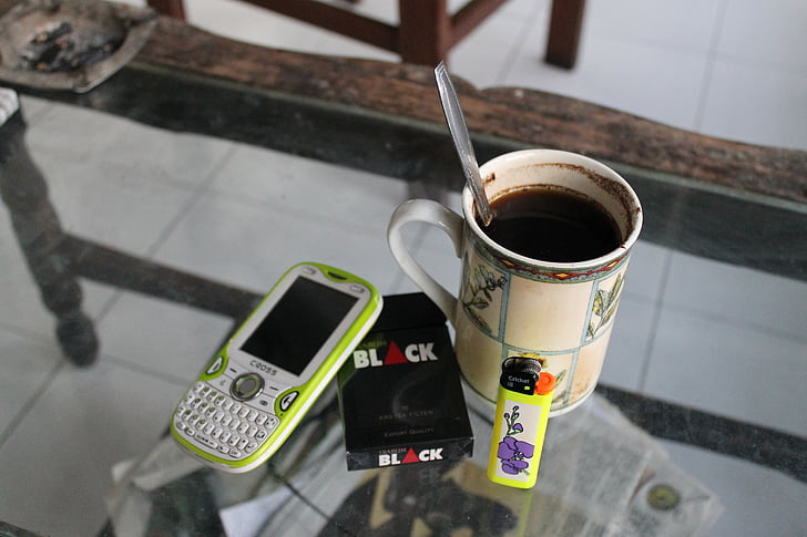 káva, prestávka na kávu, mobilný telefón, cigarety, zapaľovač, sklenený stôl, telefón