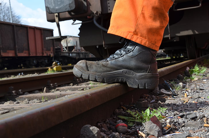 sabates de treball, ferroviari, pista, semblava responsable, vagons de mercaderies, ferrocarril, vies del tren