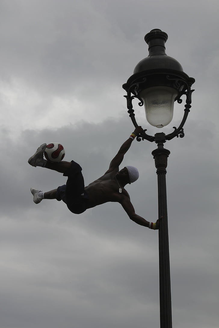 controle de corpo, Paris, Montmartre, lanterna, arte da bola