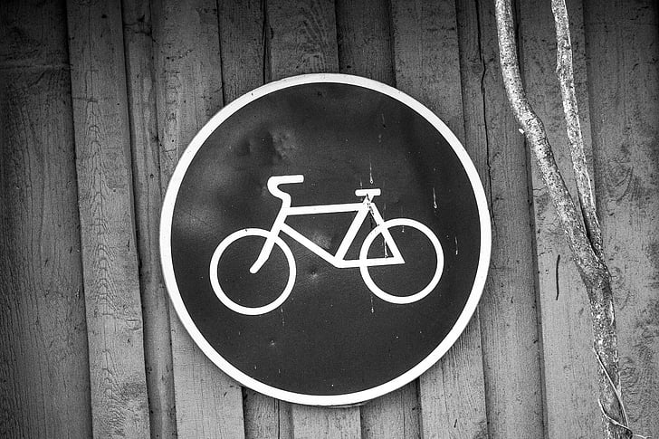 Signe de bicicletes, bicicleta, en blanc i negre, signe, paret, fusta