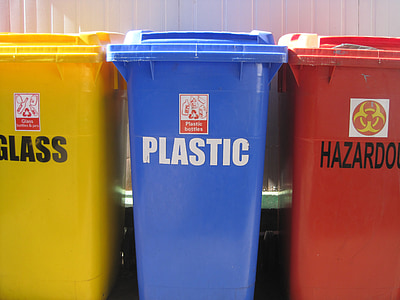 Κάδοι ανακύκλωσης, 3 δοχεία απορριμμάτων, Κίτρινο, μπλε, κόκκινο, βασικά χρώματα, φωτεινή