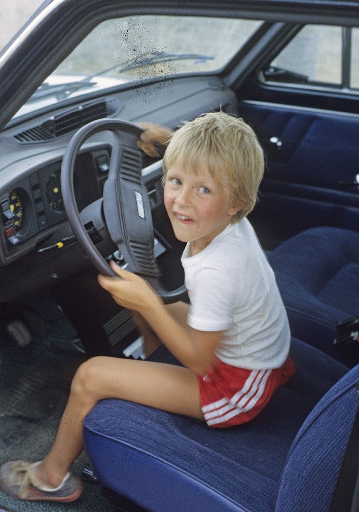 anak, Anak laki-laki, Auto, drive mobil anak, anak pajak, BUB di dalam mobil, daun muda mobil