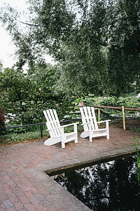 δύο, λευκό, ξύλινα, Adirondack, καρέκλες, κοντά σε:, χλόη