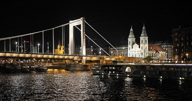 Budapest éjszaka, Erzsébet híd, függőhíd, Duna, a Duna partján, pestis, személyszállító hajó