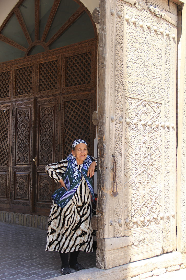 Uzbek, mujer, tradición, de la sonrisa, talla, expectativas de, puerta
