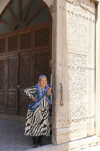 Uzbeque, mulher, tradição, sorriso, cinzeladura, expectativas, portão