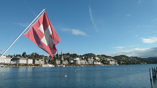 Lucerna, região do Lago de Lucerna, Bandeira da Suíça, Bandeira, Hofkirche, céu, água