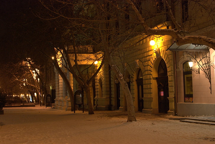 békéscsaba, театр, сніг, взимку, у вечірній час, Вулиця