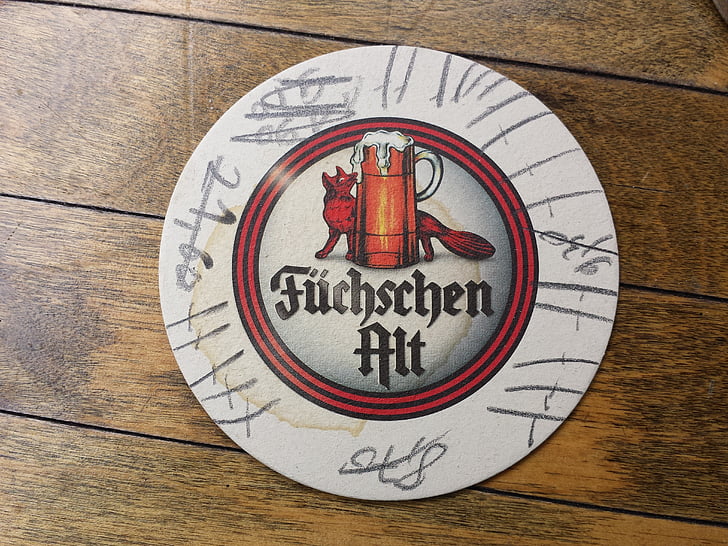 Sota gots de cervesa, füchschen, cervesa, Altbier, taula, fusta, ronda