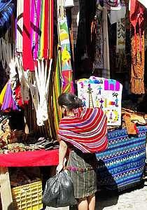 guatemela, Chichicastenango, marknaden, målningar, multi färgade, tyger, displayen