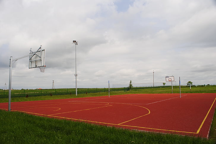 the pitch, basket, the pitch into the trash, basketball, decking