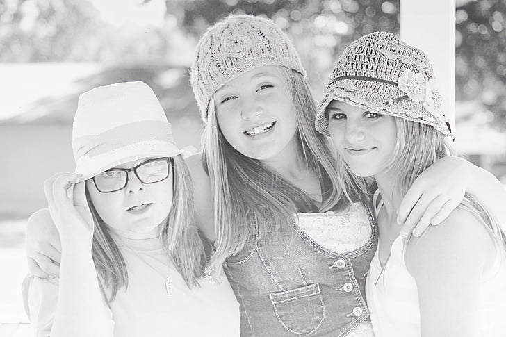 meg, lányok, barátság, portré, mosoly, kalap, fekete-fehér