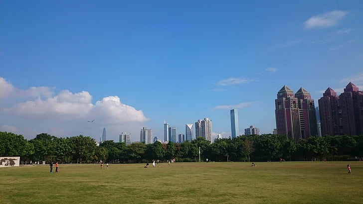 Shenzhen, trávnik, modrá obloha