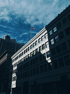 bandera americana, edificios, Bandera, sombras, cielo, escena urbana, arquitectura