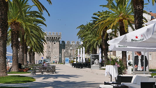 Dalmácie, Trogir promenáda, pevnost