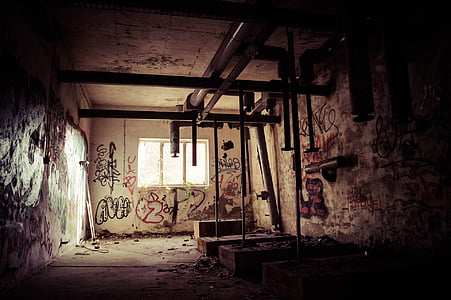 továreň, stará továreň, budova, zrúcanina, opustené, špinavé, tmavé