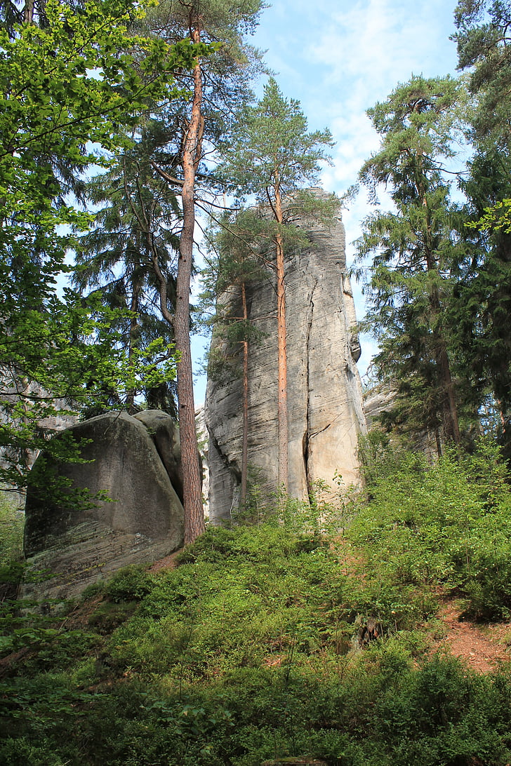 Adrszpach, kaya şehir, teplicke skaly, 100 m yüksek kaya duvarları