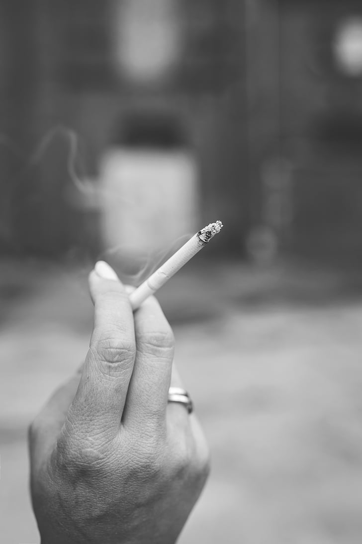 pega, cigare, cigaret, prsti, poudarek, roko, črno-beli