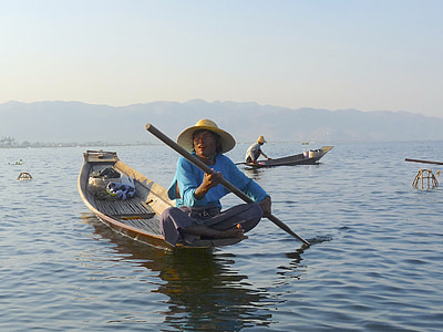 ribič, Inle lake, Burmi, ribolov, neto, veslo, tradicionalni