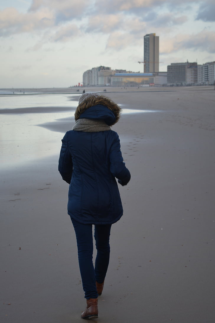 winter, winter kleding, wandelen op het strand, vrouw, jas, mensen, kap