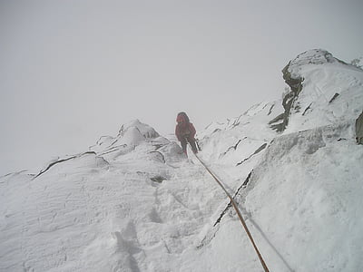sziklákról kötéllel való, köd, hó, alpinizmus, bergsport, alpesi, hegymászás
