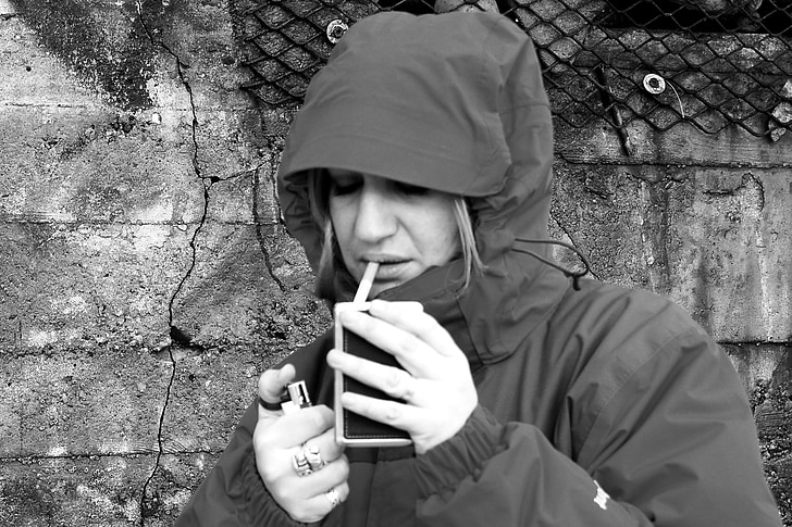 a dohányzás, portré, lány, hideg, wrap, fekete-fehér, fotó fekete-fehér