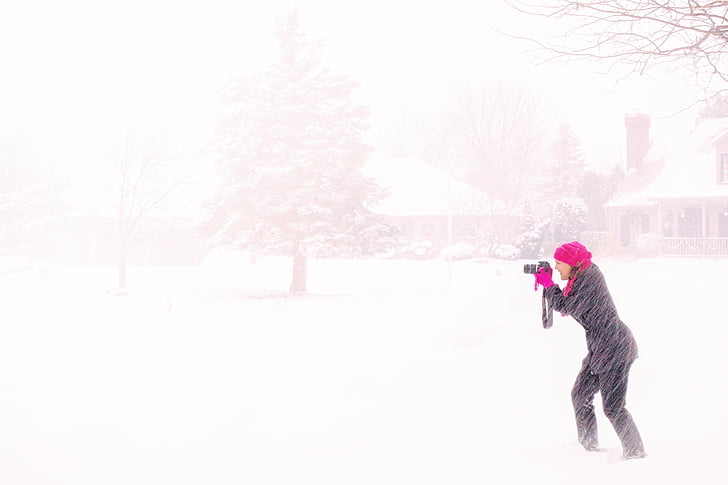paysage, photo, femme, en tenant, neigeux, réglage, appareil photo