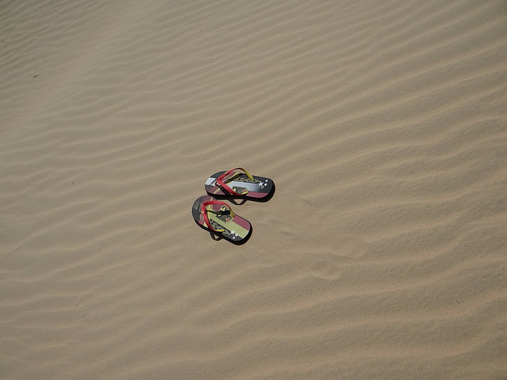 รองเท้าแตะ, รองเท้าแตะ, รองเท้า, ทราย, เนินทราย, ฤดูร้อน, ทะเลทราย