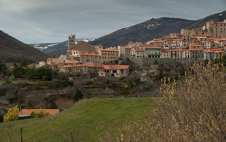Roussillon, Średniowieczna wioska, Pireneje, Południowa Francja, Architektura, zbudowana konstrukcja, na zewnątrz budynku