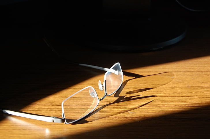 очила, слънчева светлина, пречупване, бюро, четене