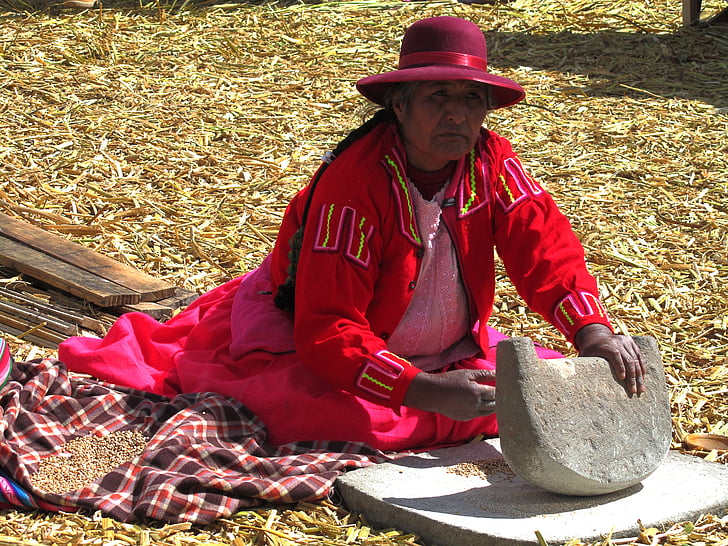 Урош, Титикака, Перу, традицията, мелене