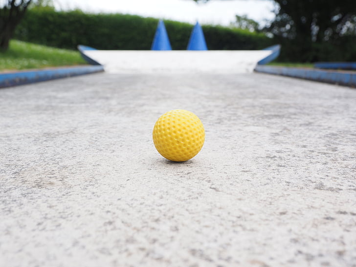 ballen, Mini golfball, gul, rutete, ballen guide, minigolf, minigolf-anlegget
